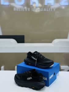 hoka full black